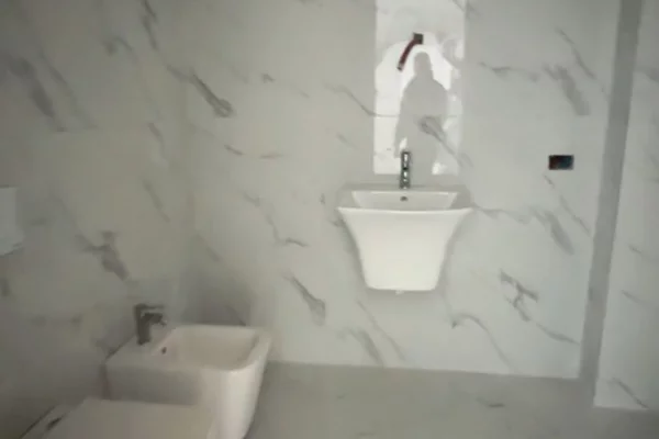 Shtepi ne shitje Apartament ne Tirane, 2+1, Mobilimi Bosh, pa mobiluar, Pagesa 77,373  Euro.