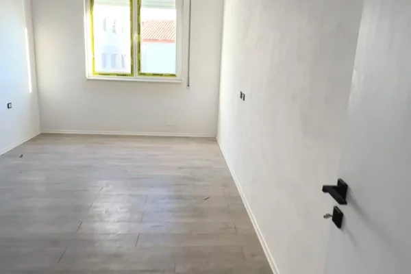 Shtepi ne shitje Apartament ne Tirane, 1+1, Mobilimi Bosh, pa mobiluar, Pagesa 76,743  Euro.