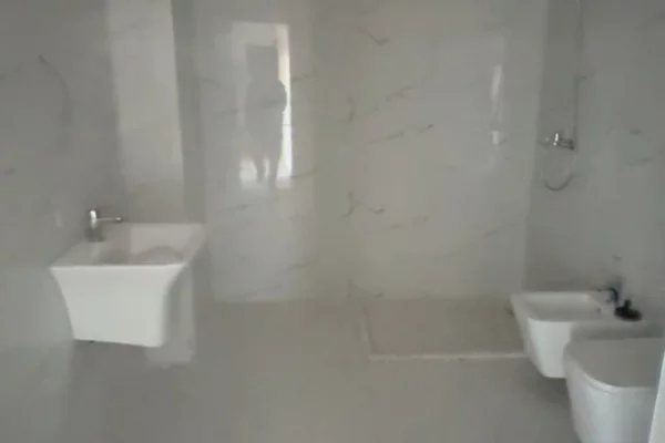 Shtepi ne shitje Apartament ne Tirane, 1+1, Mobilimi Bosh, pa mobiluar, Pagesa 76,743  Euro.