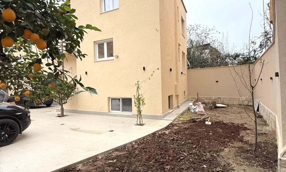 Ambient biznesi me qera 3+1 ne Tirane - 2,000 Euro