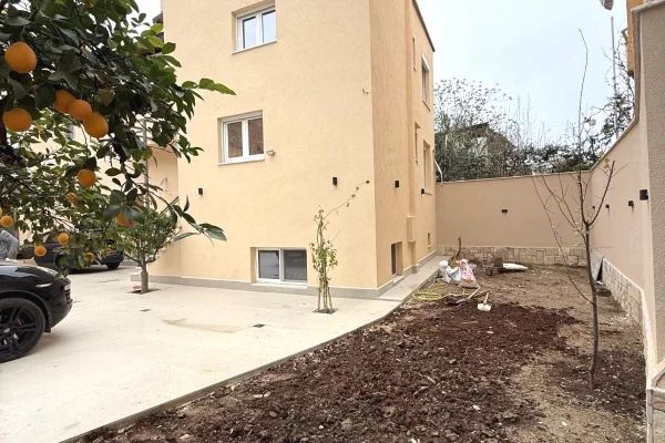 Ambient biznesi me qera 3+1 ne Tirane - 2,000 Euro