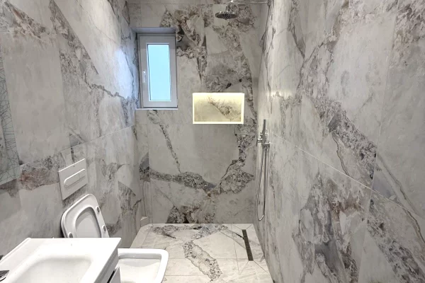 Ambient biznesi me qera 3+1 ne Tirane - 2,000 Euro