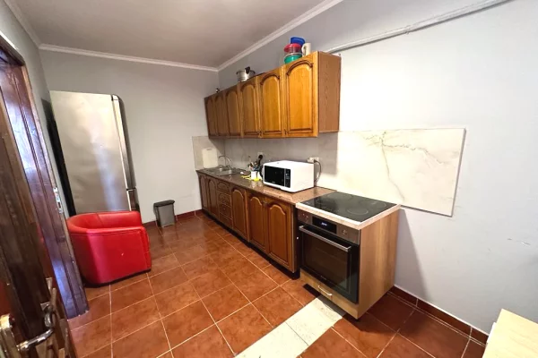 Shtepi me qera Apartament ne Tirane, 3+1, Mobilimi E mobiluar, Pagesa 70,000  Leke.