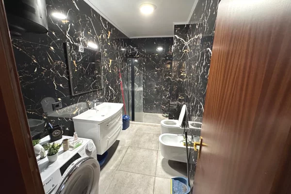 Shtepi me qera Apartament ne Tirane, 3+1, Mobilimi E mobiluar, Pagesa 70,000  Leke.