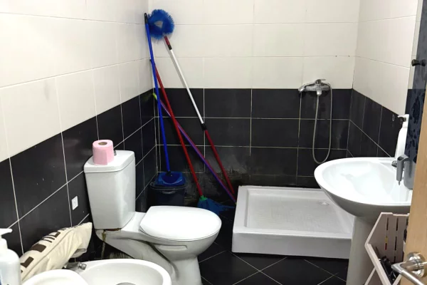 Shtepi ne shitje Papafingo(kati i catise) ne Tirane, 2+1, Mobilimi E mobiluar, Pagesa 155,000  Euro.