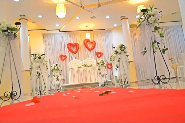 Jepet me qera Bar Restornat ,Salle Dasmash Ne rr.Dajtit