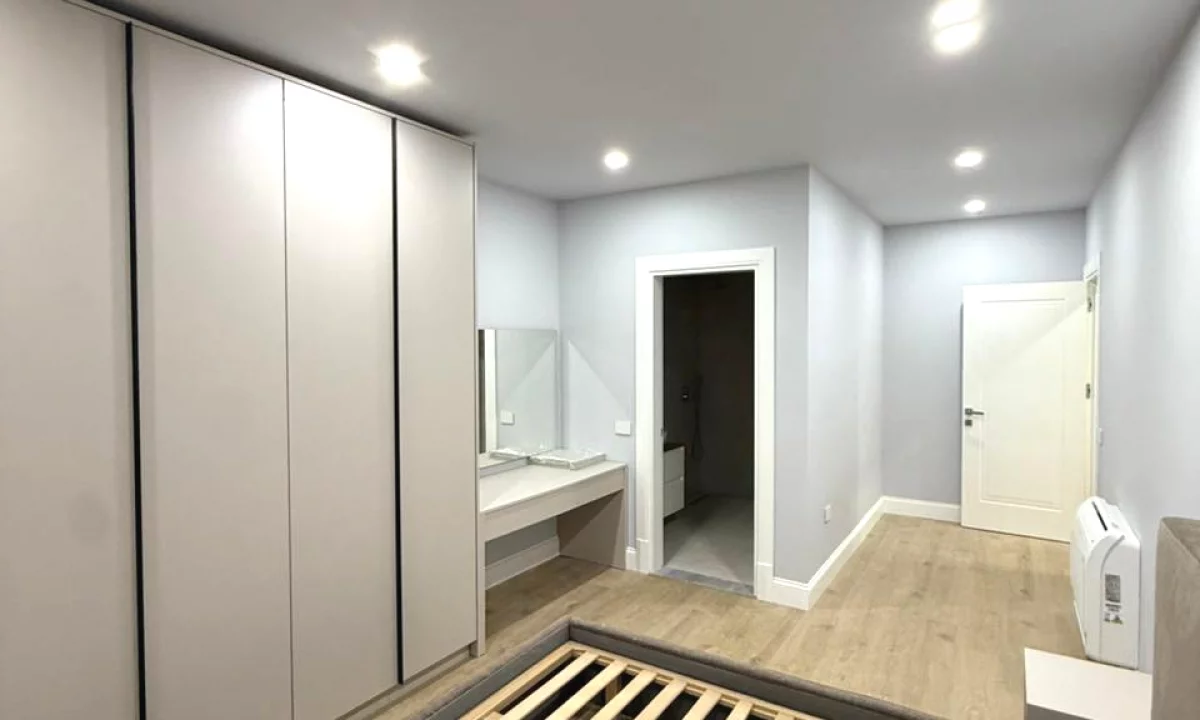 Shtepi ne shitje Apartament ne Tirane, 2+1, Mobilimi E mobiluar, Pagesa 160,640  Euro.