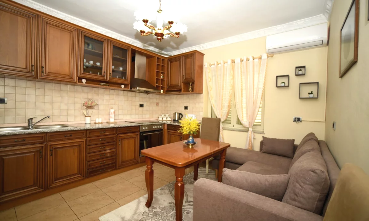 Shtepi me qera Apartament ne Tirane, 2+1, Mobilimi E mobiluar, Pagesa 65,000  Leke.