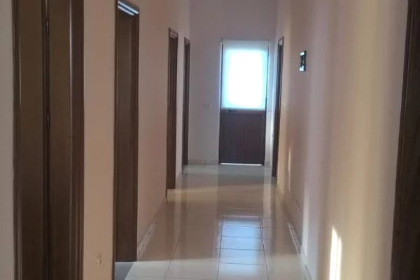 Shtepi me qera Vila Luksoze ne Tirane, 3+1, Mobilimi E mobiluar, Pagesa 900  Euro.