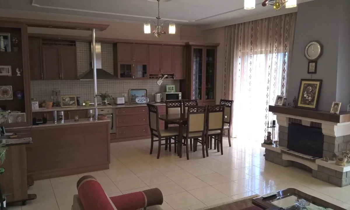 Shtepi me qera Vila Luksoze ne Tirane, 3+1, Mobilimi E mobiluar, Pagesa 900  Euro.