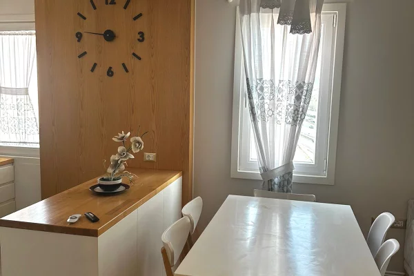 Shtepi me qera Apartament ne Tirane, 3+1, Mobilimi E mobiluar, Pagesa 150,000  Leke.