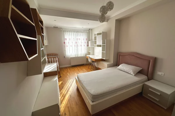 Shtepi me qera Apartament ne Tirane, 3+1, Mobilimi E mobiluar, Pagesa 150,000  Leke.