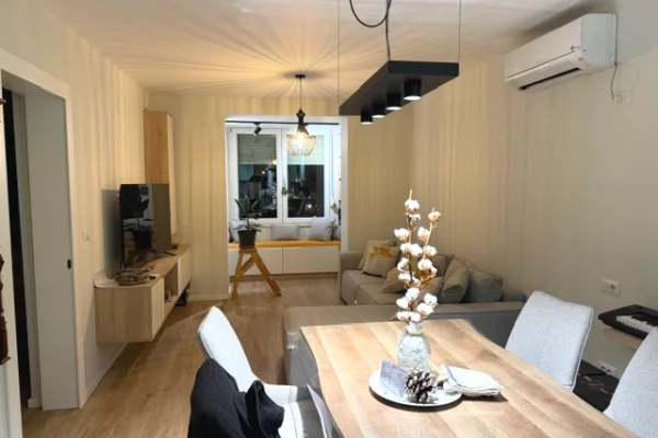 Jepet me qera apartament 1+1 ne Myslym Shyr/750 euro