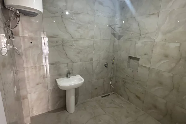 Shtepi me qera Apartament ne Tirane, 2+1, Mobilimi E mobiluar, Pagesa 45,000  Leke.