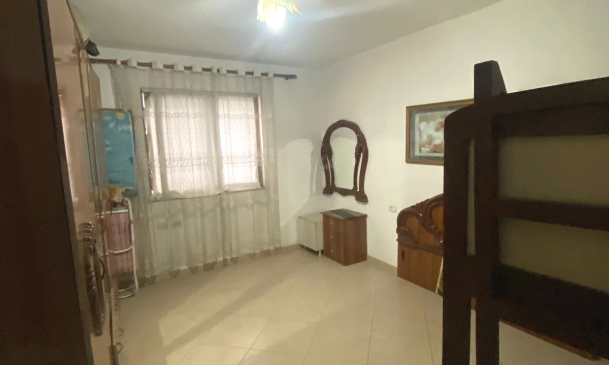 Shtepi ne shitje Papafingo(kati i catise) ne Tirane, 2+1, Mobilimi E mobiluar, Pagesa 55,000,000  Leke.