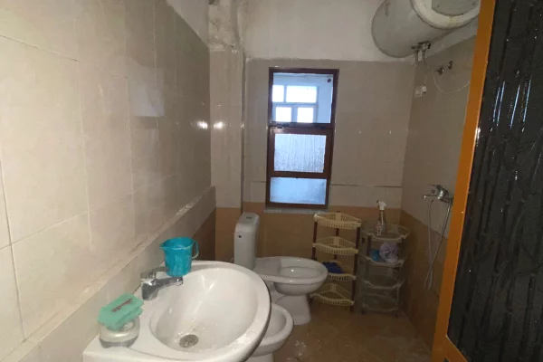 Shtepi ne shitje Papafingo(kati i catise) ne Tirane, 2+1, Mobilimi E mobiluar, Pagesa 55,000,000  Leke.