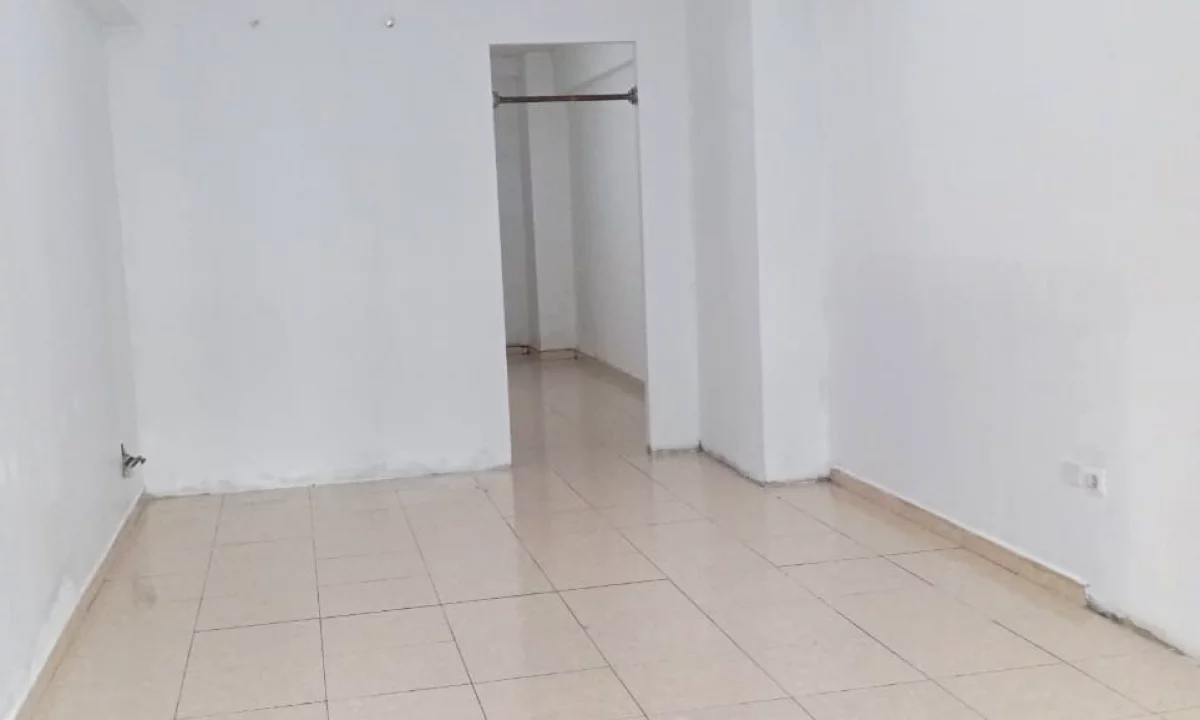 Jepet me qera dyqan tek Bulevardi Bajram Curri/80,000 leke