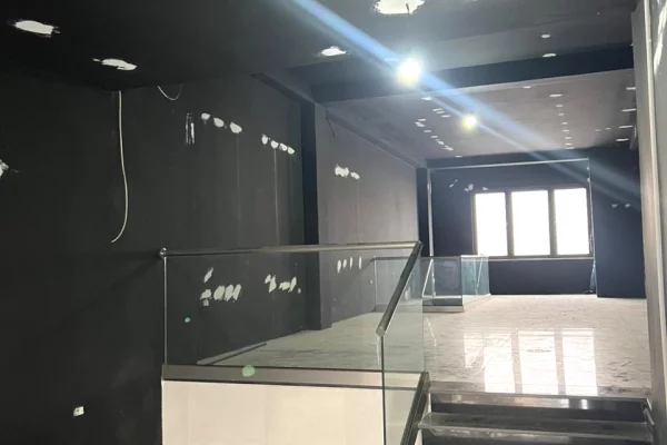 Jepet me qera dyqan dublex ne rruge kryesore ne Bllok