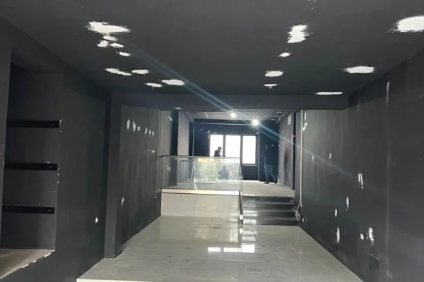 Jepet me qera dyqan dublex ne rruge kryesore ne Bllok