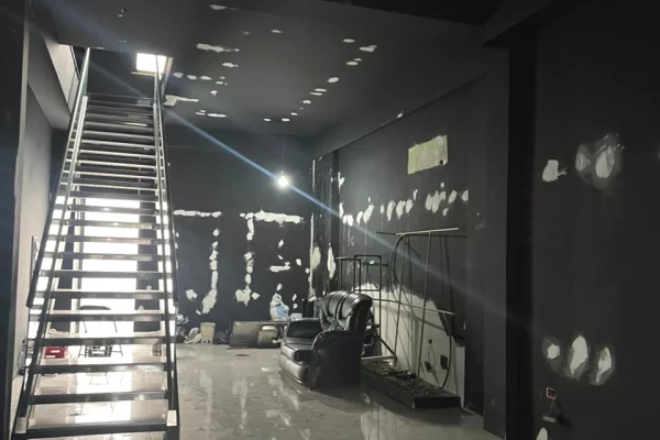 Jepet me qera dyqan dublex ne rruge kryesore ne Bllok