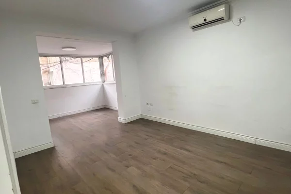 Shtepi me qera Apartament ne Tirane, 3+1, Mobilimi Bosh, pa mobiluar, Pagesa 1,100  Euro.