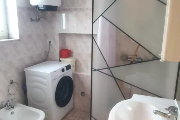 Shtepi me qera Apartament ne Tirane, 2+1, Mobilimi E mobiluar, Pagesa 60,000  Leke.