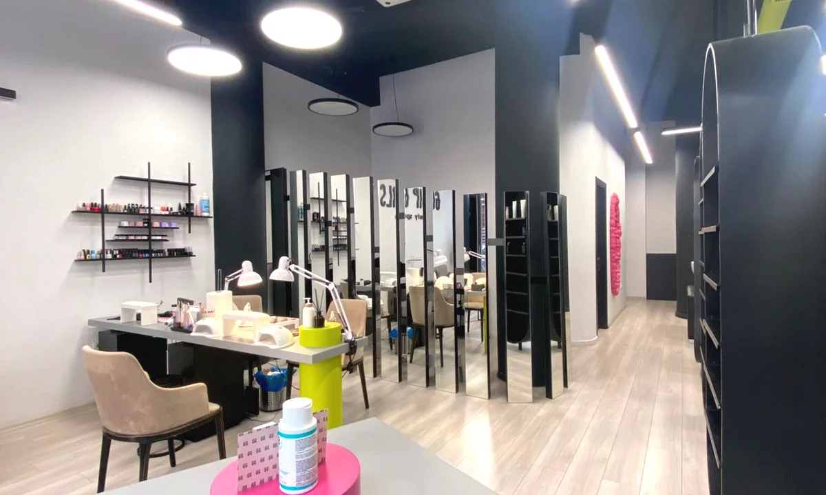 Shitet biznesi parukeri tek Komuna e Parisit, Tirane