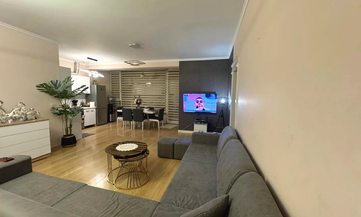 Shtepi ne shitje Apartament ne Tirane, 3+1, Mobilimi E mobiluar, Pagesa 250,000  Euro.