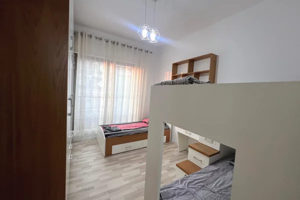 Shtepi me qera Apartament ne Tirane, 3+1, Mobilimi E mobiluar, Pagesa 1,200  Euro.