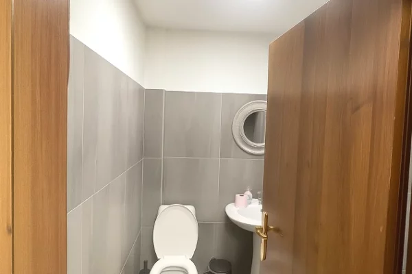 Business Property for Rent 3+1 in Tirana - 800 Euro