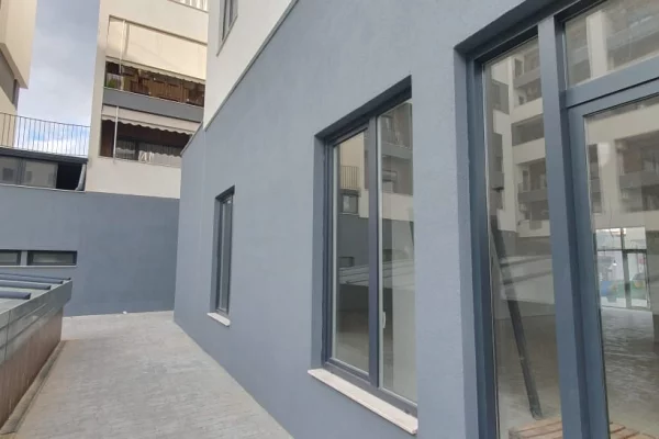 Ambient biznesi me qera 1+1 ne Tirane - 2,500,000 Leke