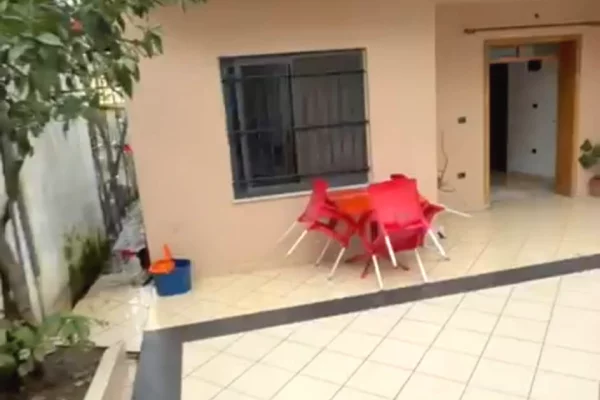 Shitet Shtepi Private 1-Kateshe + Ambient Biznesi  ne Kamez 