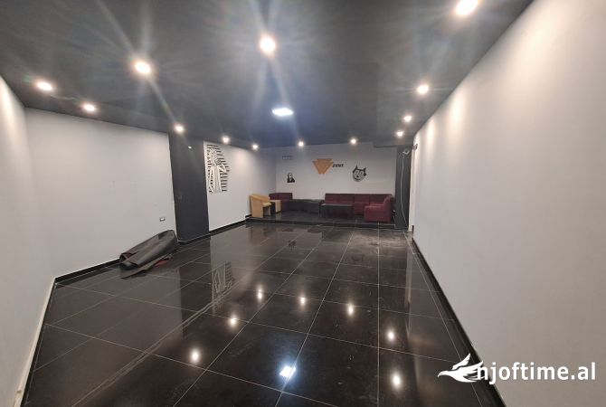 Ambient biznesi me qera 2+1 ne Tirane - 800 Euro