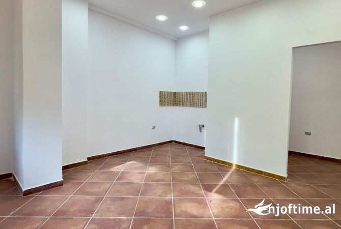 Ambient biznesi me qera 1+1 ne Tirane - 450 Euro