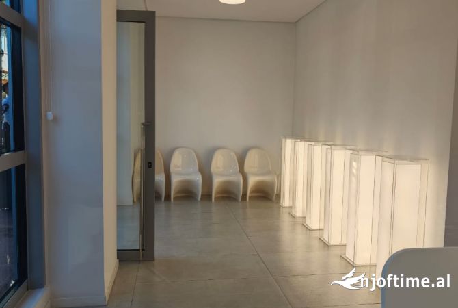 Tirane, Ambient biznesi me qira Sky Tower 