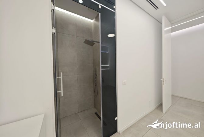 Ambient biznesi me qera 3+1 ne Tirane - 3,580 Euro