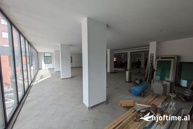 Ambient biznesi me qera 3+1 ne Tirane - 2,000 Euro
