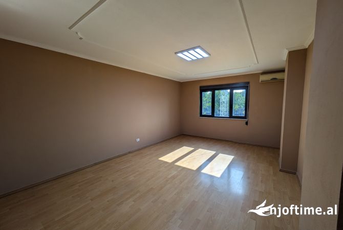 Ambient biznesi me qera 3+1 ne Tirane - 1,800 Euro