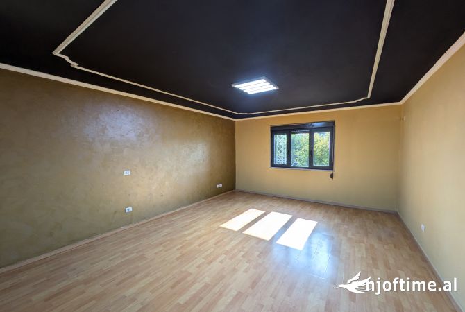 Ambient biznesi me qera 3+1 ne Tirane - 1,800 Euro