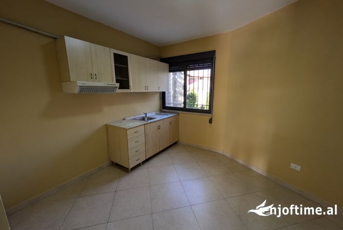 Tirane, Njesi biznesi me qira 70 m nga Sheshi Skenderbej