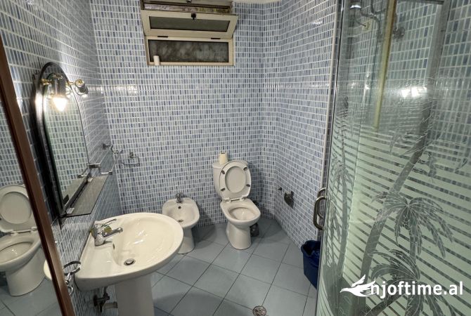 Shtepi me qera Apartament ne Tirane, 2+1, Mobilimi Pjeserisht e mobiluar, Pagesa 650  Euro.