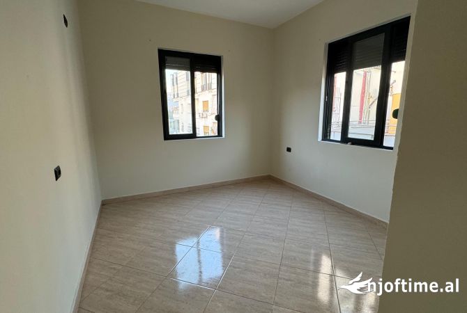 Shtepi me qera Apartament ne Tirane, 3+1, Mobilimi E mobiluar, Pagesa 600  Euro.
