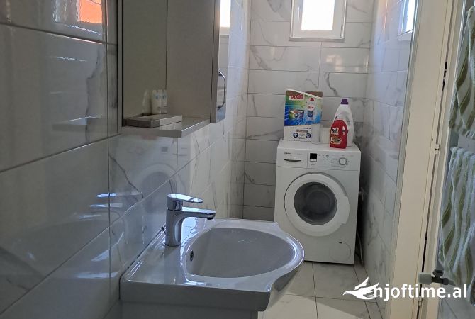 Shtepi me qera Apartament ne Tirane, 3+1, Mobilimi E mobiluar, Pagesa 1,000  Euro.