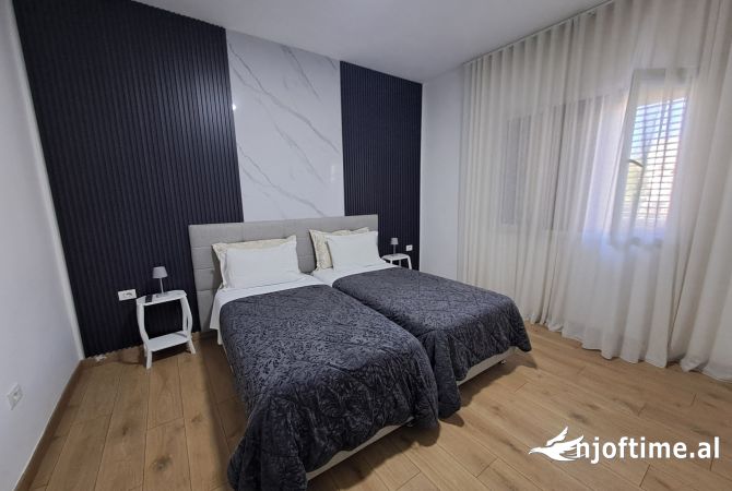 Shtepi me qera Apartament ne Tirane, 3+1, Mobilimi E mobiluar, Pagesa 1,000  Euro.