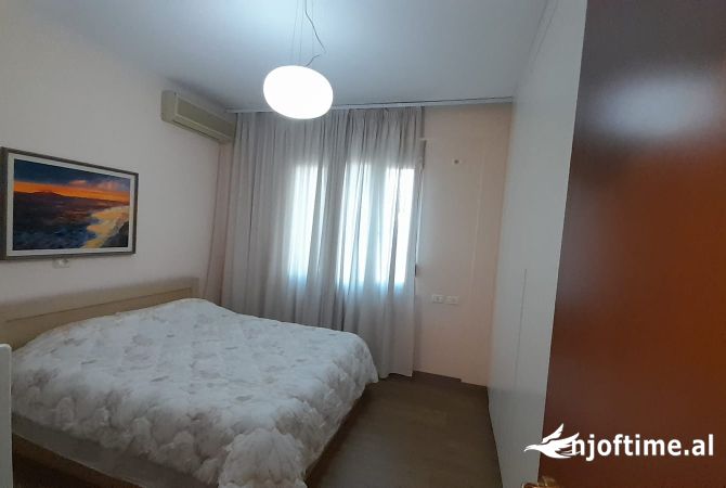 Shtepi me qera Apartament ne Tirane, 2+1, Mobilimi E mobiluar, Pagesa 750  Euro.