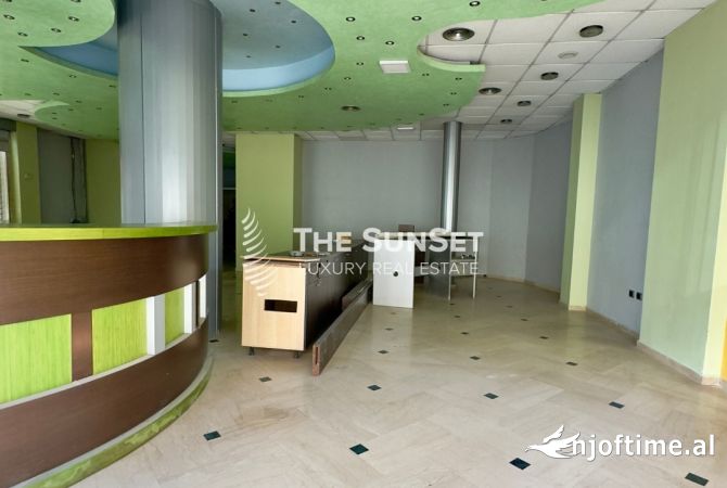 Ambient per Qira, Qender, 2.700 Euro, 215 m2