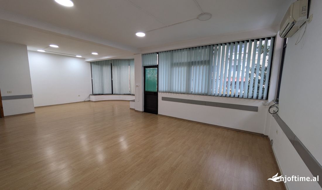 Tirane, Ambiente biznesi me qira