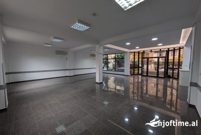 Tirane, Ambiente biznesi me qira