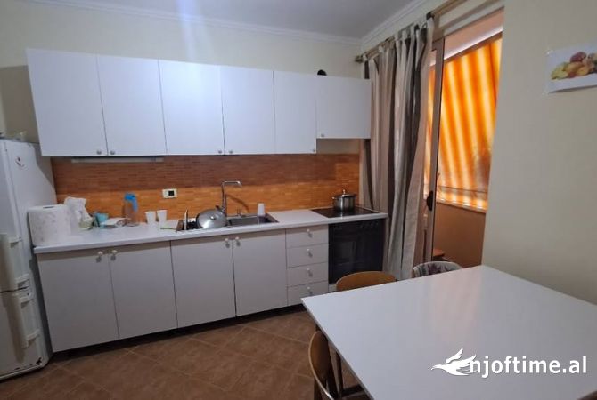 Shtepi ne shitje Apartament ne Tirane, 4+1, Mobilimi E mobiluar, Pagesa 185,000  Euro.