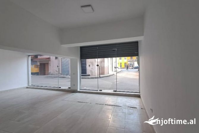 Dyqan 42 m2 me qira me pamje ne rruge kryesore Kinostuddio